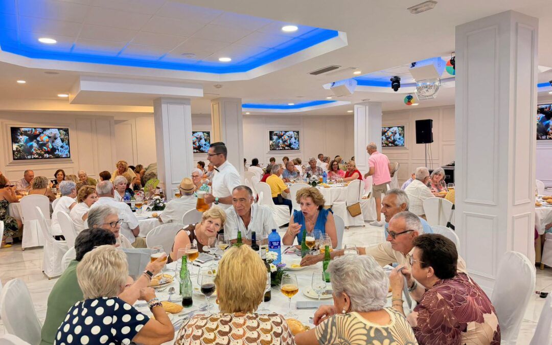 La llegada del verano reúne a los mayores de Nerja en un almuerzo de convivencia