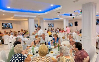 La llegada del verano reúne a los mayores de Nerja en un almuerzo de convivencia