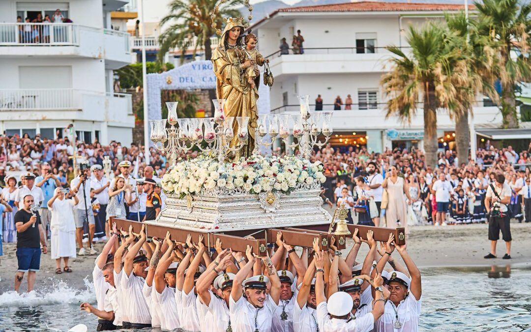 La Virgen del Carmen reúne a miles de personas en una procesión marcada por la emoción