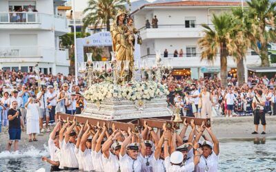La Virgen del Carmen reúne a miles de personas en una procesión marcada por la emoción