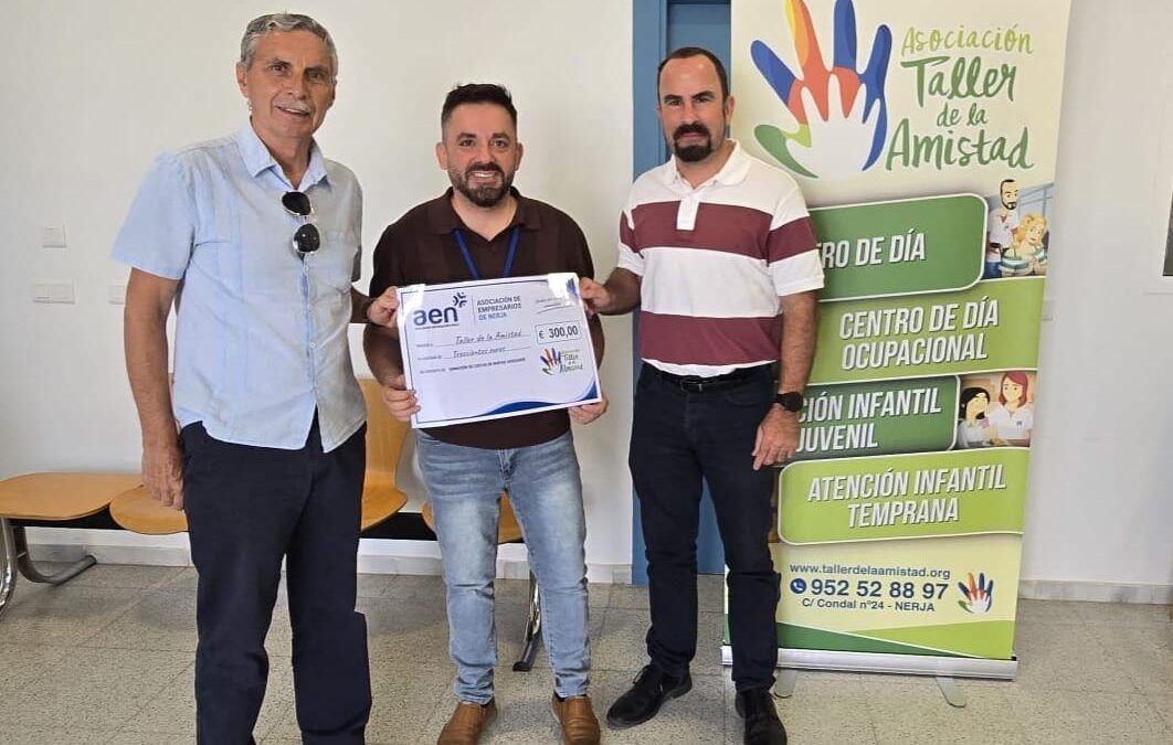 El Taller de la Amistad recibe el primer cheque solidario de AEN y Nerja Centro