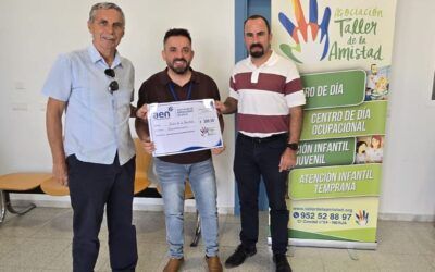El Taller de la Amistad recibe el primer cheque solidario de AEN y Nerja Centro