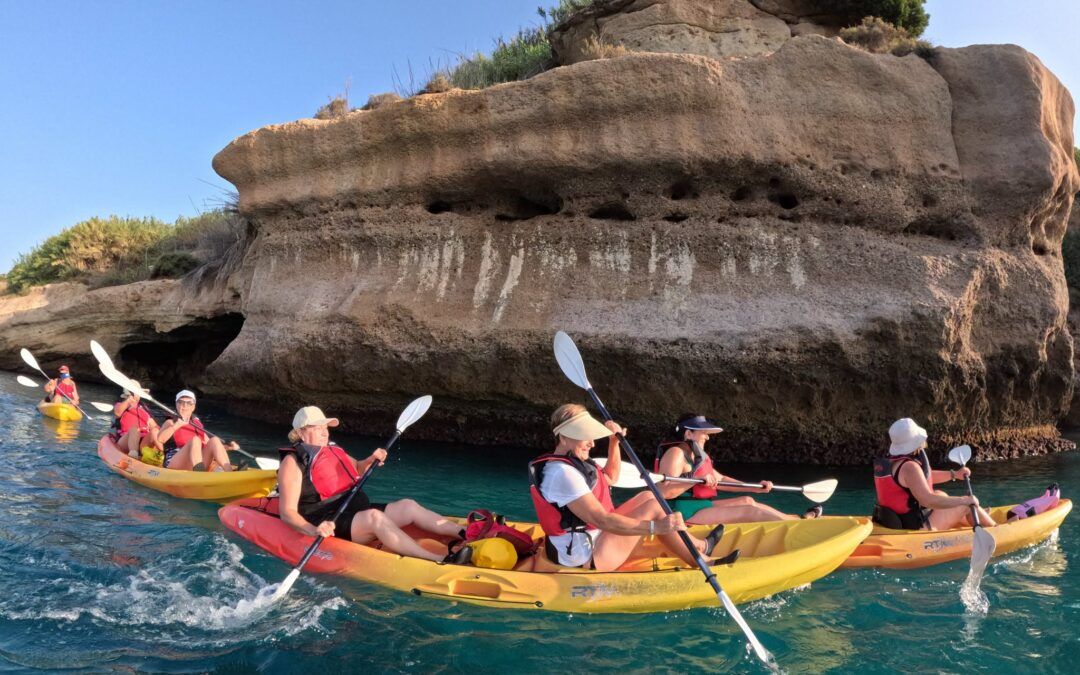 Los mayores de Nerja disfrutan de una jornada de kayak dentro del programa de Envejecimiento Activo