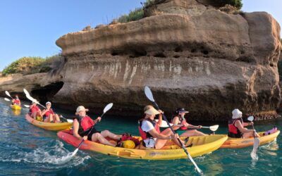 Los mayores de Nerja disfrutan de una jornada de kayak dentro del programa de Envejecimiento Activo