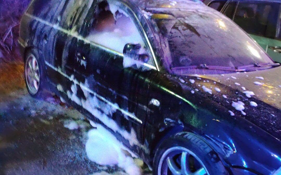 Los bomberos intervienen en el incendio de un coche en la calle Chíllar