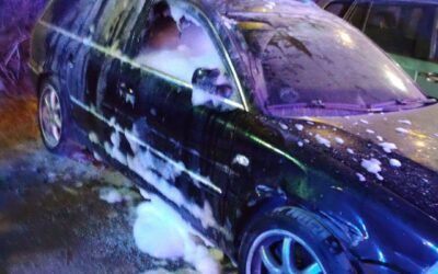 Los bomberos intervienen en el incendio de un coche en la calle Chíllar