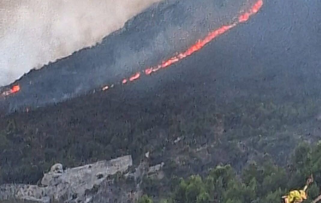 El incendio del Río de la Miel queda controlado tras movilizar ocho medios aéreos y 76 bomberos