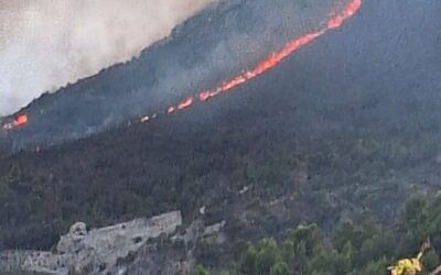 El incendio del Río de la Miel queda controlado tras movilizar ocho medios aéreos y 76 bomberos