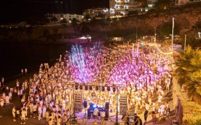 La Fiesta Blanca reúne a cientos de personas en una noche de música y diversión en El Salón