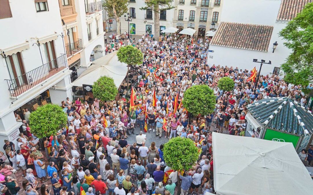 Nerja muestra su apoyo a Ceuta con una concentración ciudadana