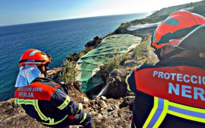 Protección Civil de Nerja refuerza el operativo durante un incendio en la Playa de Maro