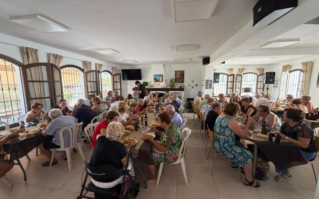 Los mayores de Maro disfrutan de una jornada de convivencia en el Hogar y Centro Social