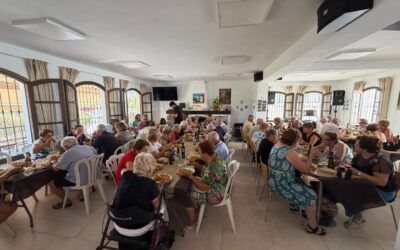 Los mayores de Maro disfrutan de una jornada de convivencia en el Hogar y Centro Social
