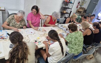 El taller de bolsas flamencas reúne a medio centenar de participantes por la Veladilla de San Miguel