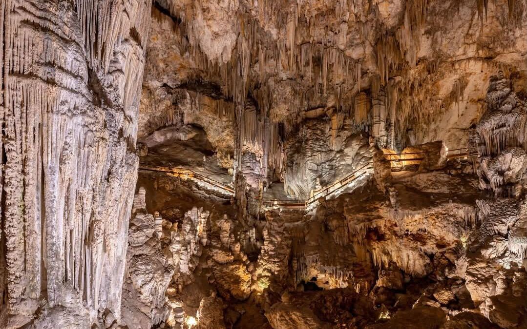 La Cueva de Nerja ofrece una visita guiada dedicada a su arte rupestre
