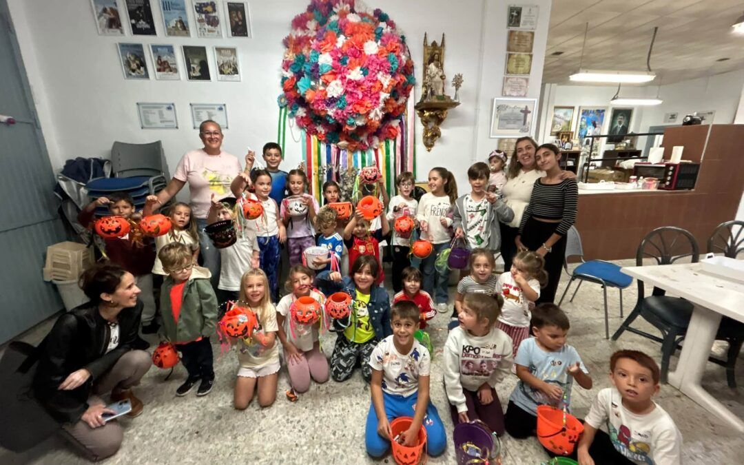 Más de 40 niños participan en el taller de calabazas de Halloween de Las Protegidas