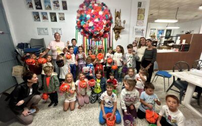 Más de 40 niños participan en el taller de calabazas de Halloween de Las Protegidas