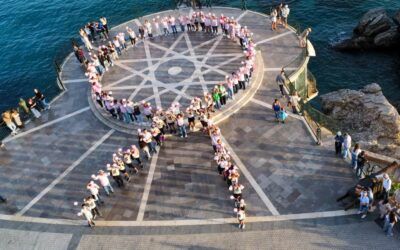 Un gran lazo humano tiñe de rosa el Balcón de Europa por el Día Mundial contra el Cáncer de Mama